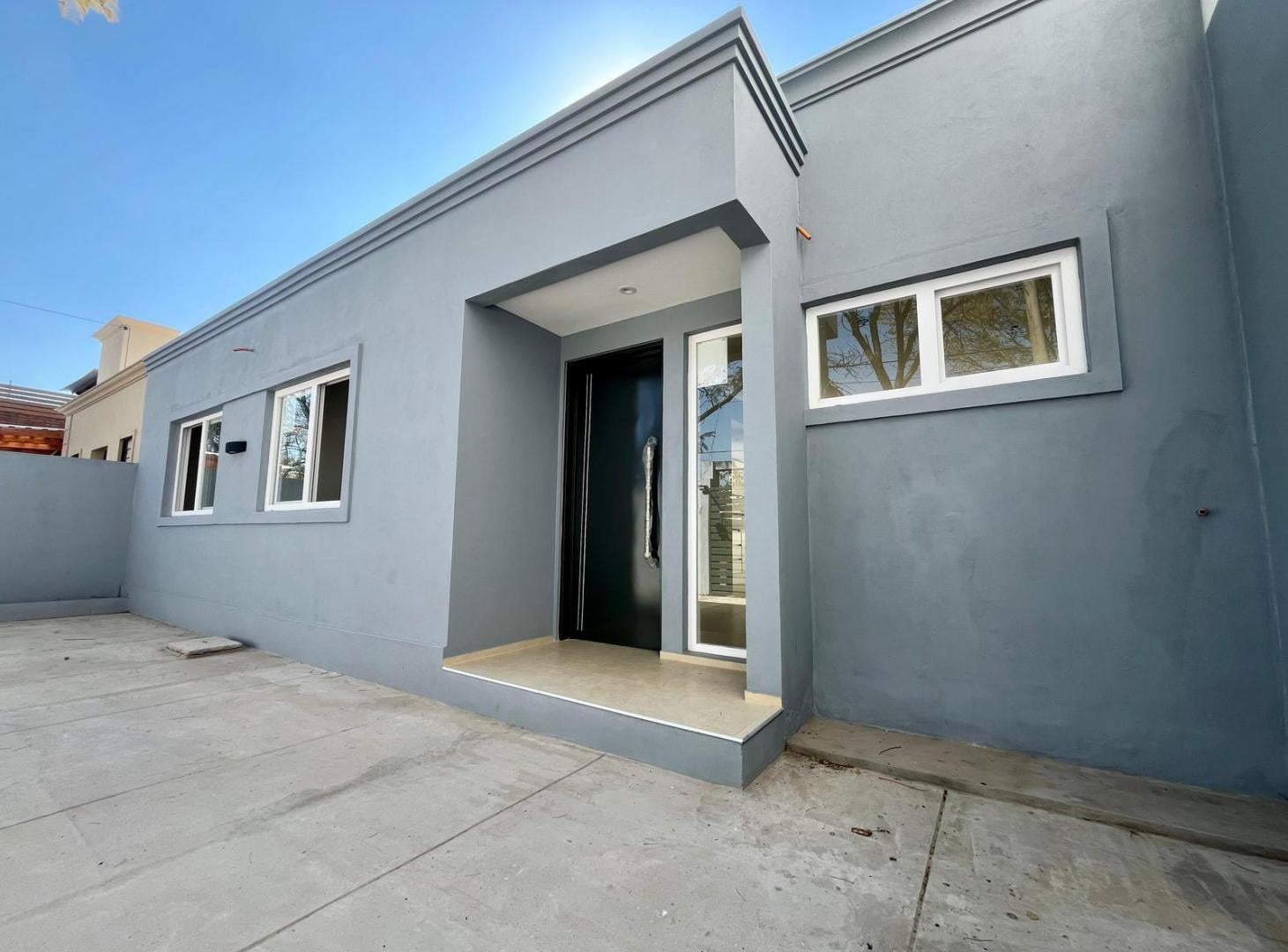 Foto de VENTA - Casa de 3 dormitorios con jardín y cochera a estrenar, imagen 1