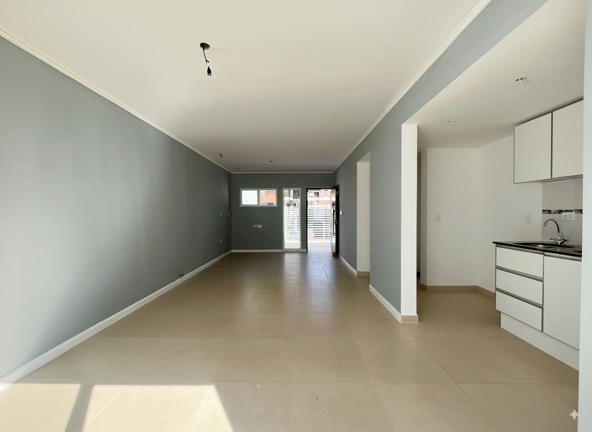 Foto de VENTA - Casa de 3 dormitorios con jardín y cochera a estrenar, imagen 2