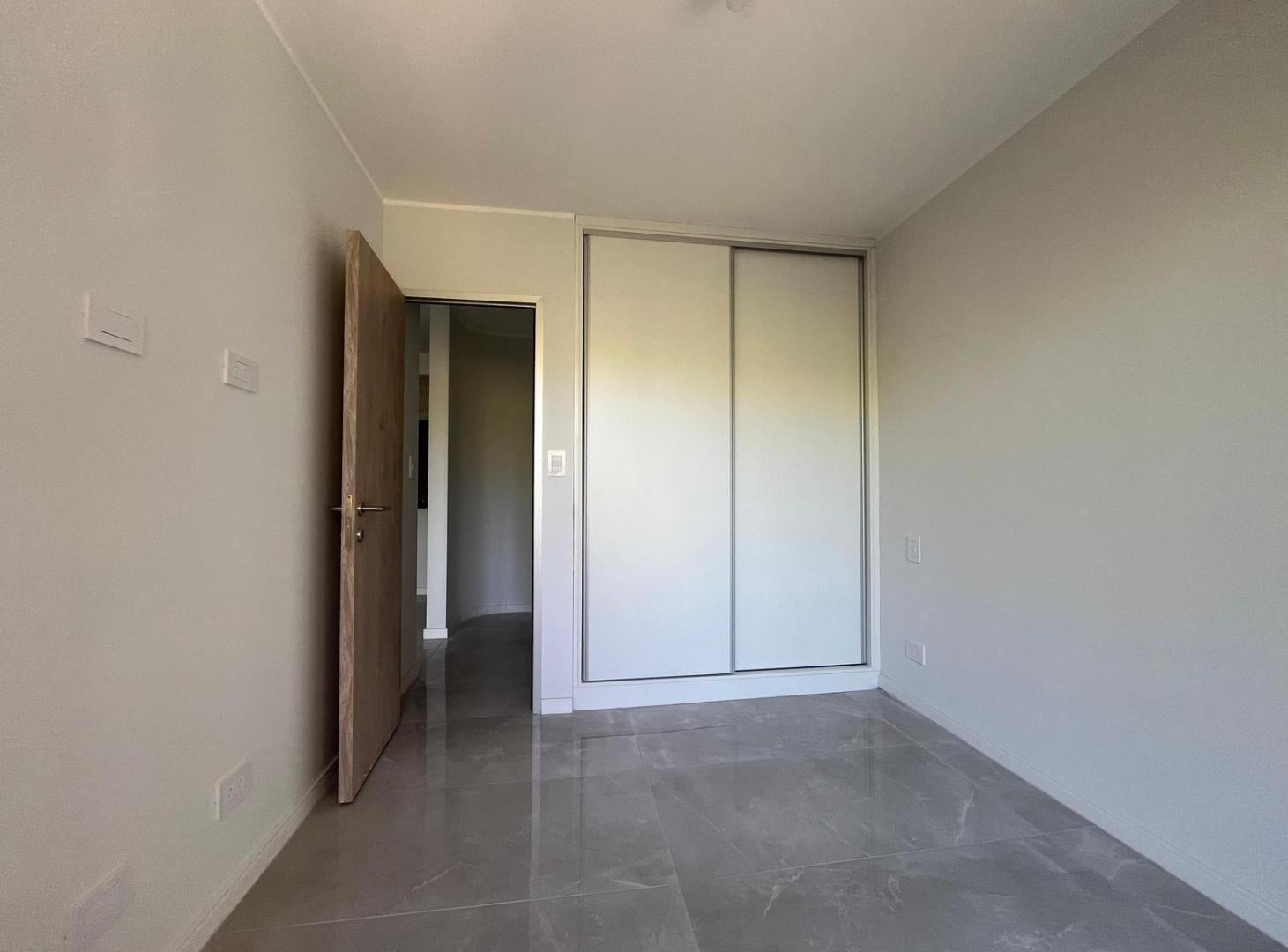 Foto de VENTA - Departamento 1 dormitorio con balcón corrido al frente - Barrio, imagen 4