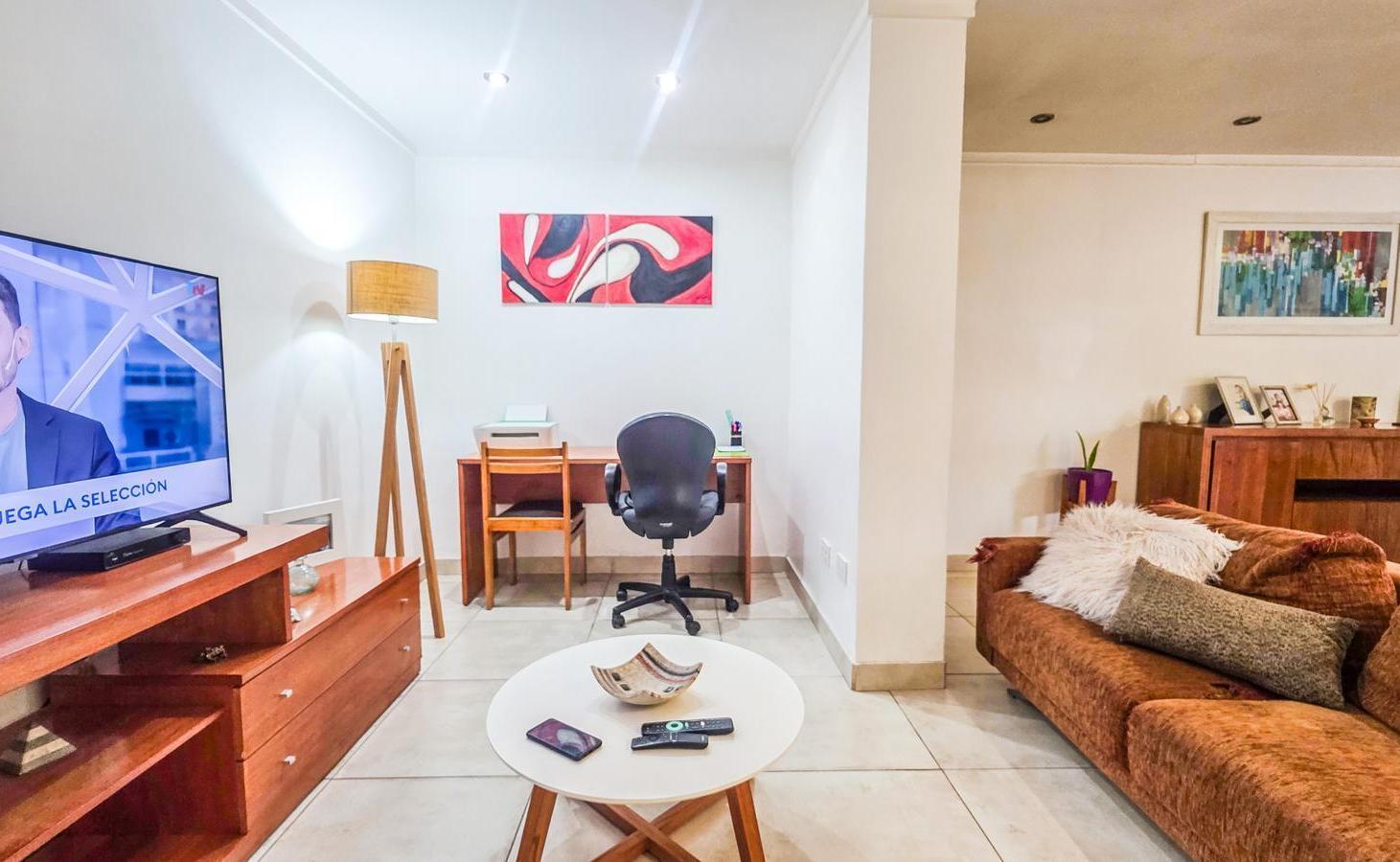 Foto de VENTA - Casa de 2 dormitorios con cochera y patio. Apta Crédito, imagen 1