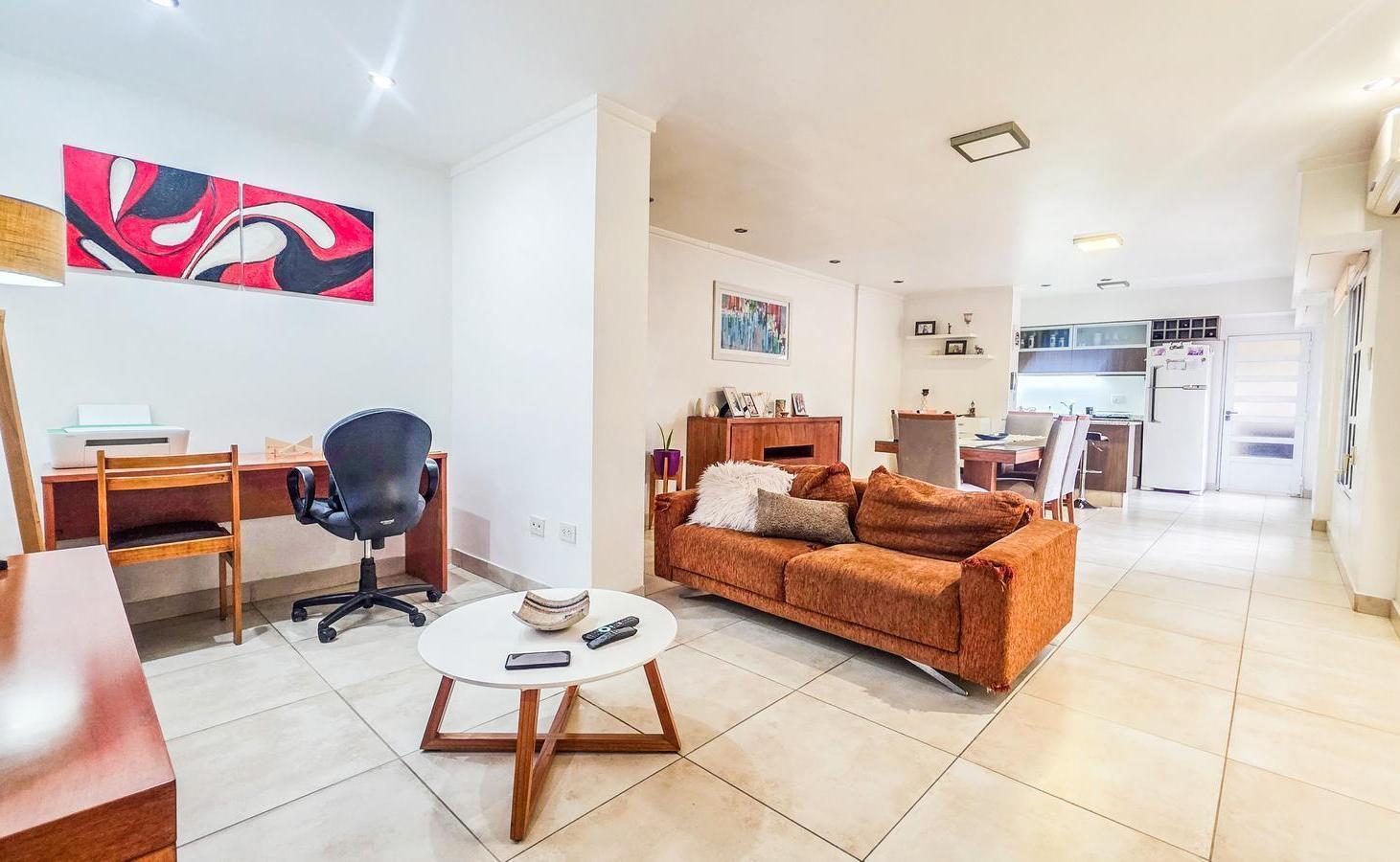 Foto de VENTA - Casa de 2 dormitorios con cochera y patio. Apta Crédito, imagen 2