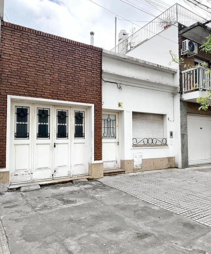 Foto de VENTA - Casa 1 dormitorio con Patio de Invierno y Cochera - República, imagen 2