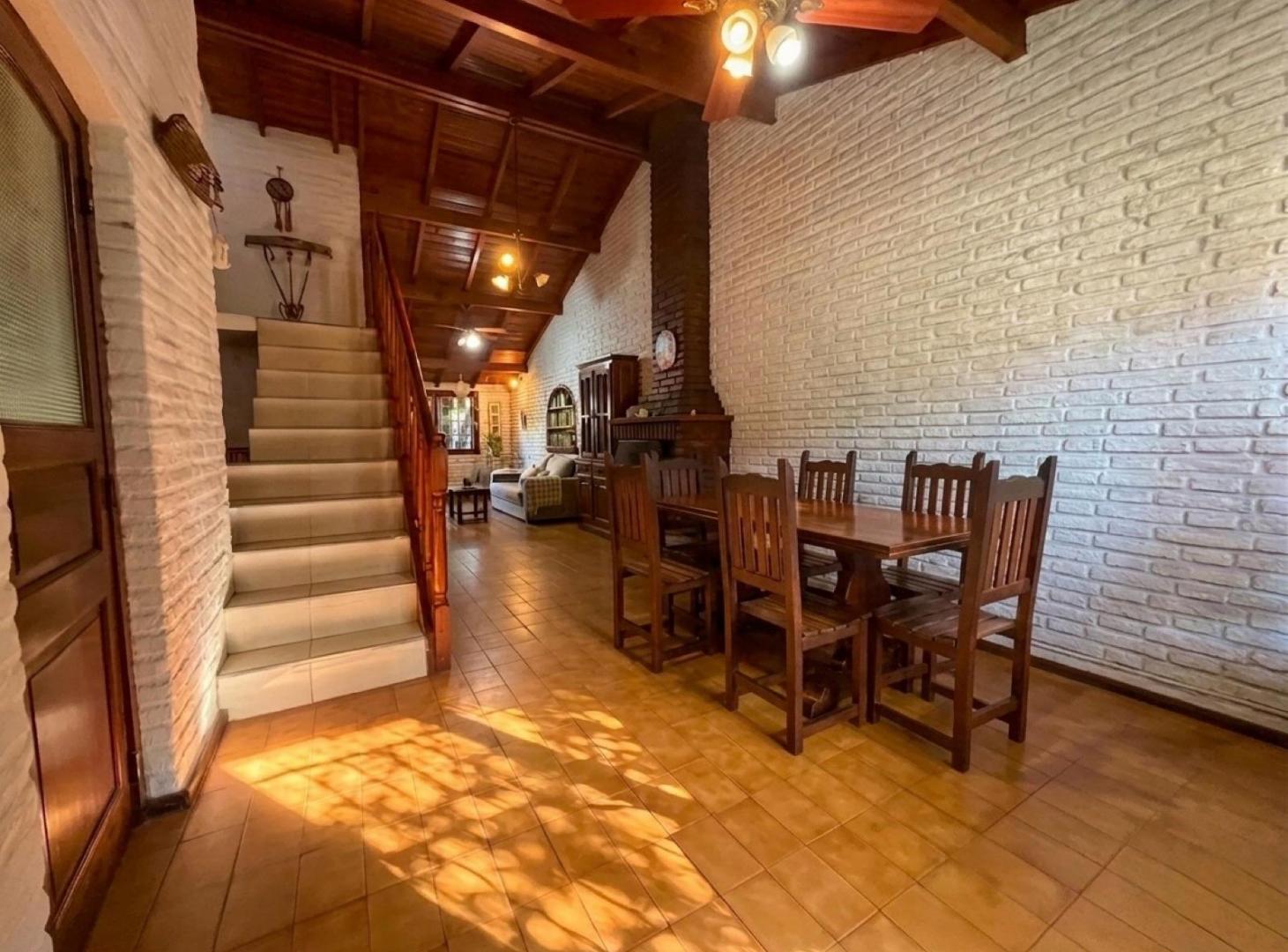 Foto de VENTA / PERMUTA – CASA 4 DORMITORIOS CON JARDÍN, PARRILLERO Y COCHERA, imagen 2