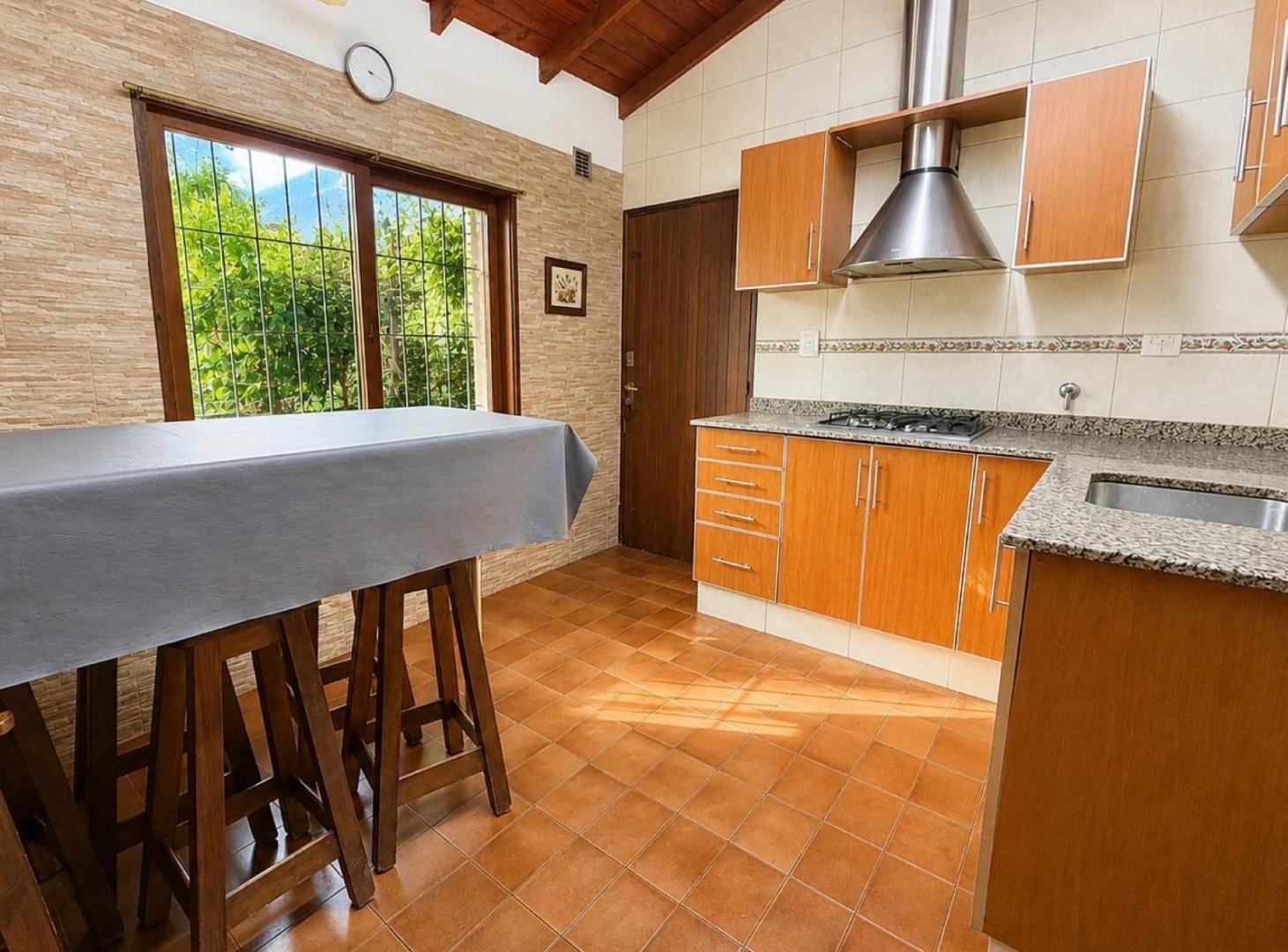Foto de VENTA / PERMUTA – CASA 4 DORMITORIOS CON JARDÍN, PARRILLERO Y COCHERA, imagen 4