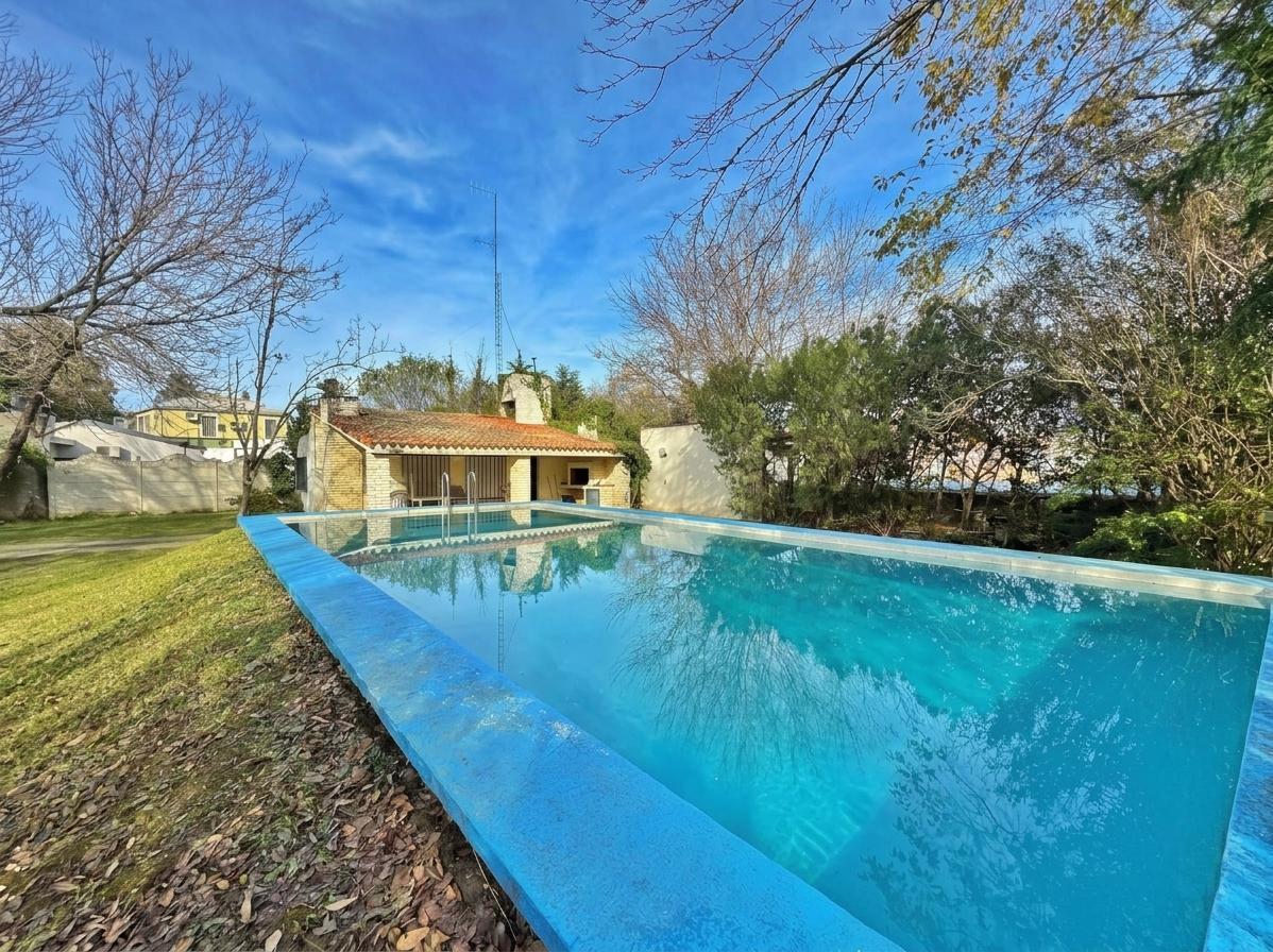 Foto de VENTA I PERMUTA - Casa de 2 dormitorios con jardín, parrillero y pileta, imagen 2