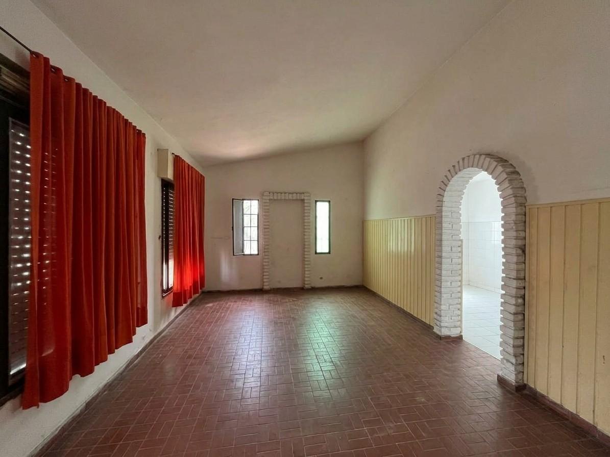 Foto de VENTA I PERMUTA - Casa de 2 dormitorios con jardín, parrillero y pileta, imagen 1
