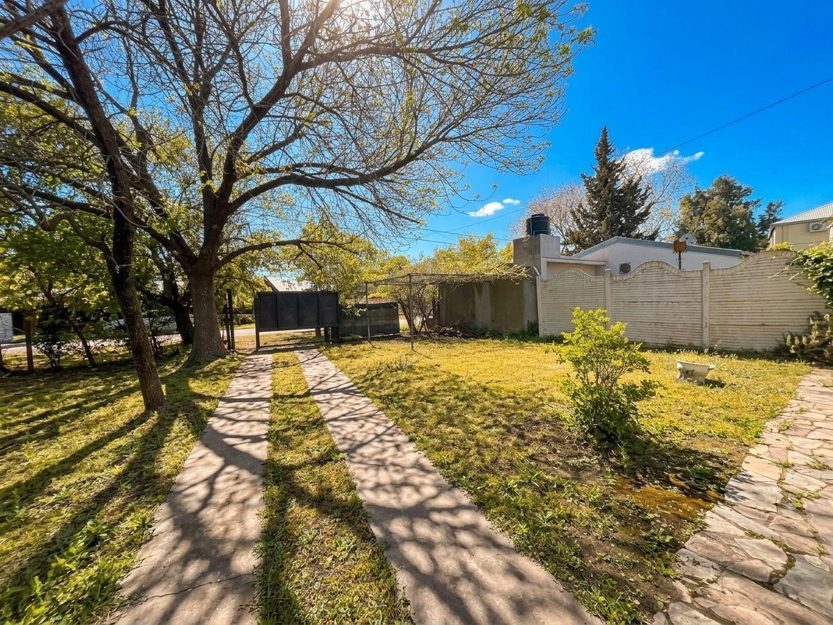 Foto de VENTA I PERMUTA - Casa de 2 dormitorios con jardín, parrillero y pileta, imagen 3