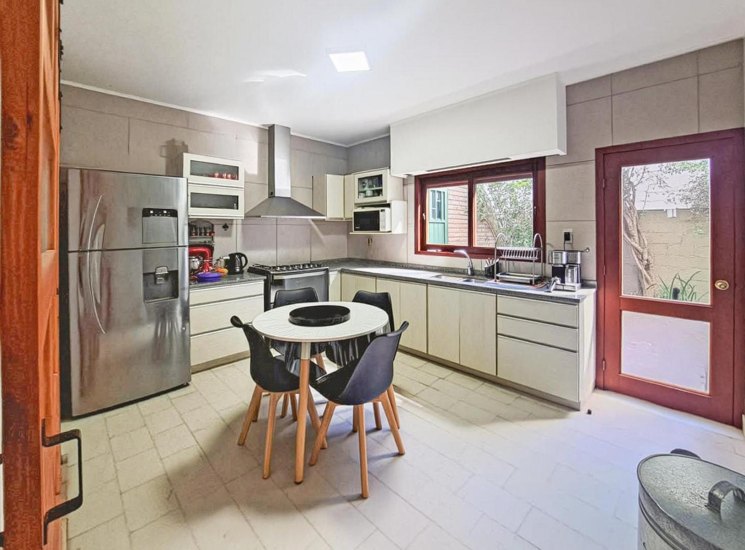 Foto de Venta - Permuta. Casa 3 dormitorios, cochera y Patio. Echesortu, imagen 1