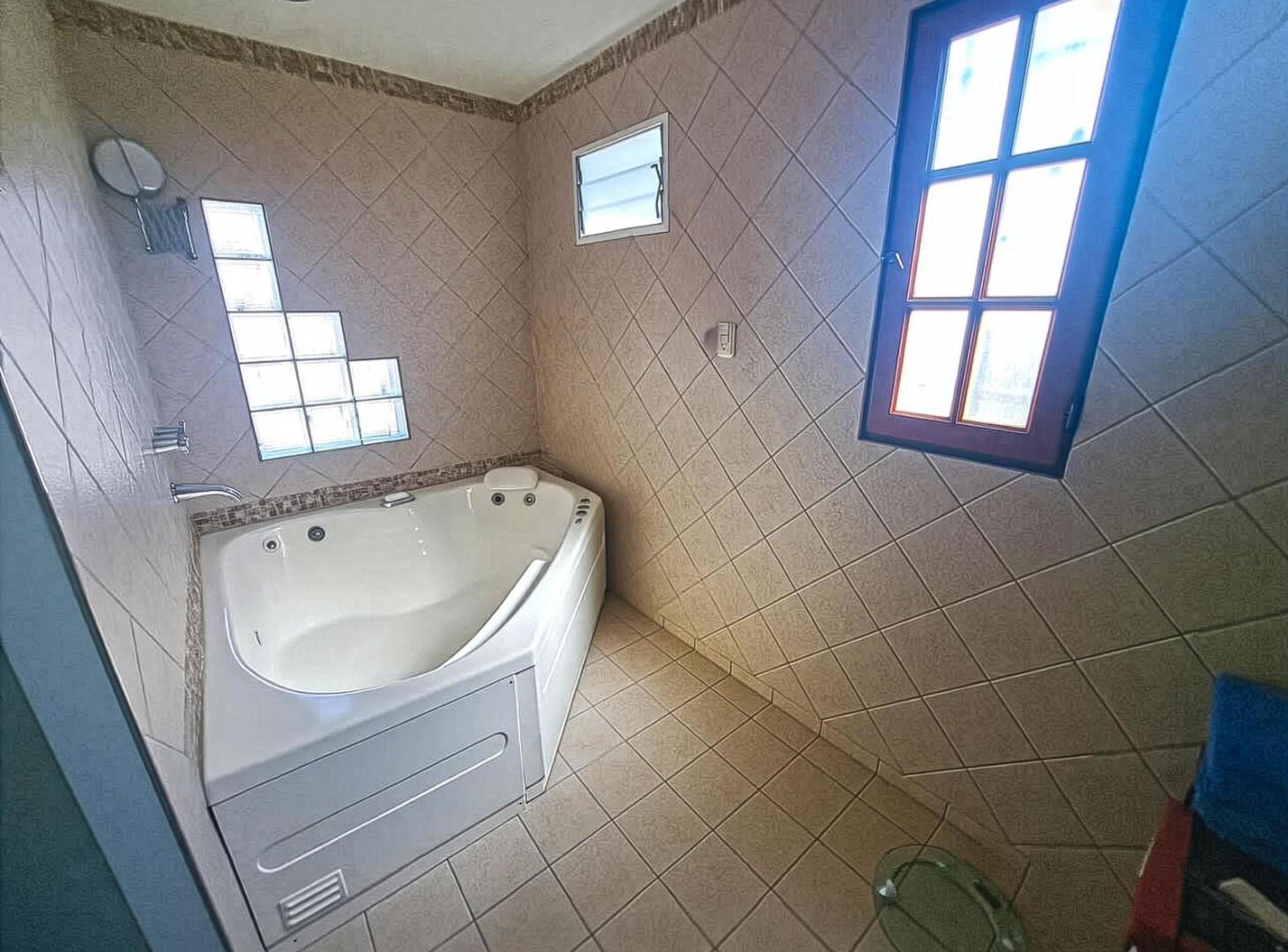 Foto de Venta - Permuta. Casa 3 dormitorios, cochera y Patio. Echesortu, imagen 5