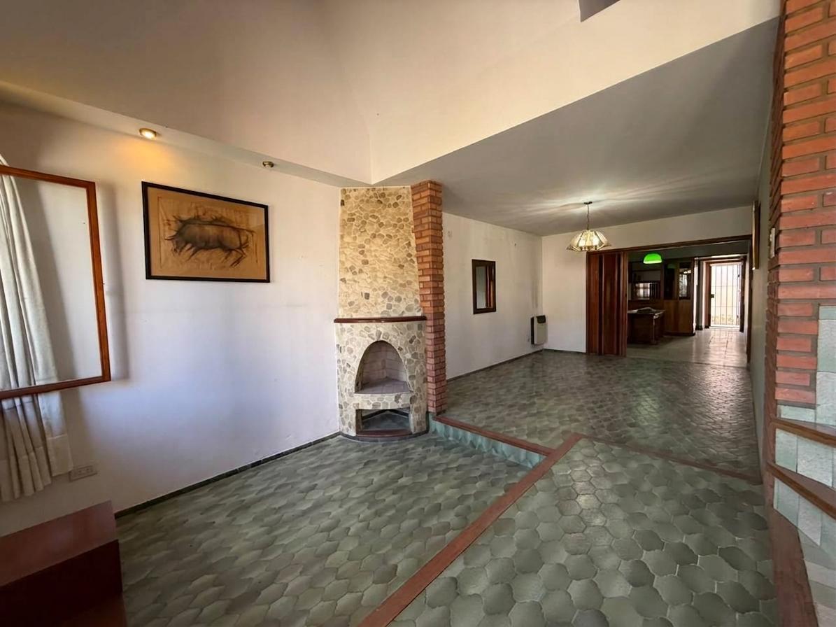 Foto de VENTA - Casa de 3 dormitorios con jardín, pileta y cochera - Matheau, imagen 4