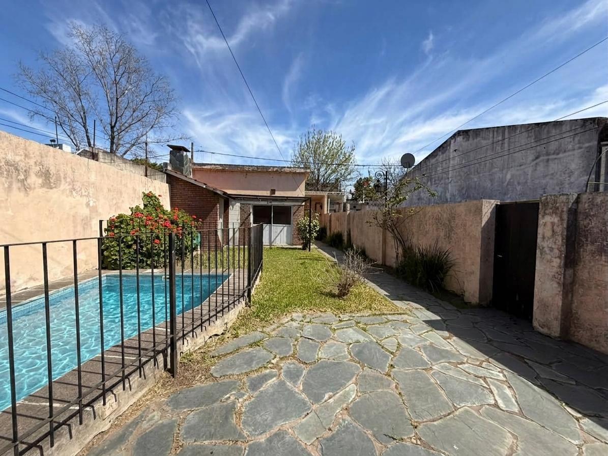 Foto de VENTA - Casa de 3 dormitorios con jardín, pileta y cochera - Matheau, imagen 3