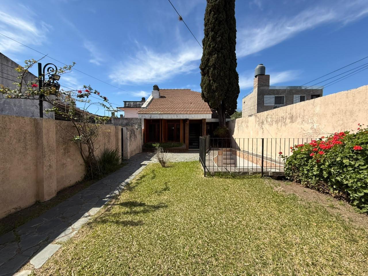 Foto de VENTA - Casa de 3 dormitorios con jardín, pileta y cochera - Matheau, imagen 5