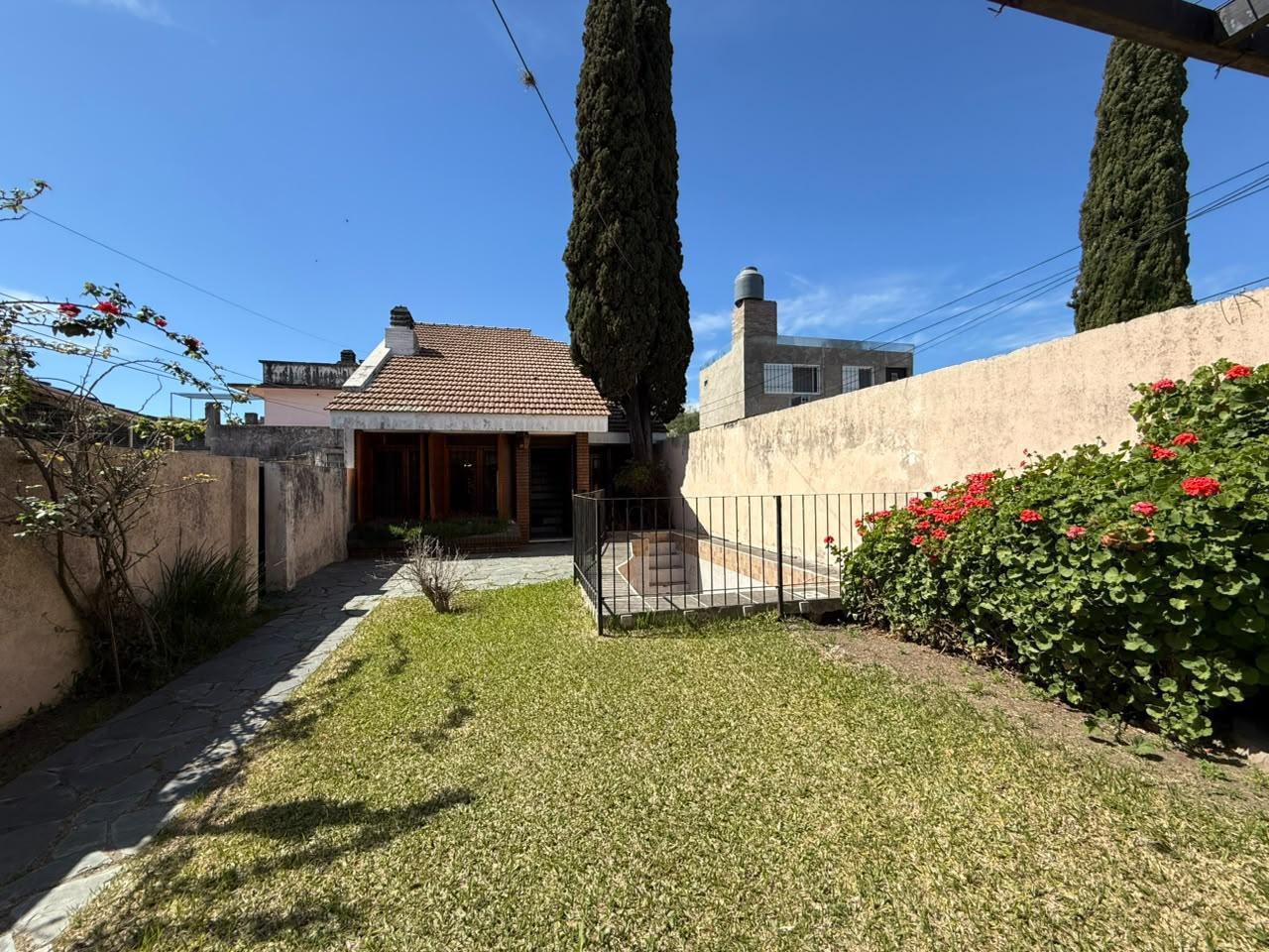 Foto de VENTA - Casa de 3 dormitorios con jardín, pileta y cochera - Matheau, imagen 2