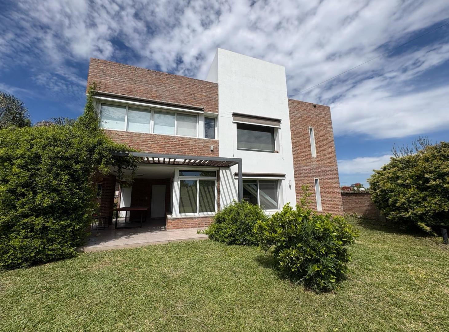 Foto de VENTA - Casa de 3 Dormitorios con Pileta. Apta crédito - Funes Town, imagen 5