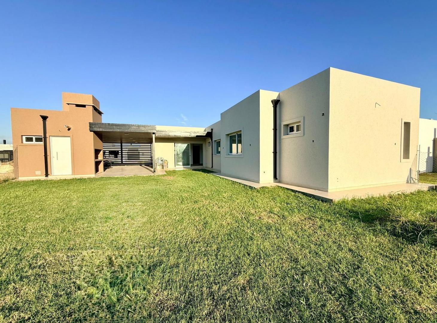 Foto de VENTA/ PERMUTA: Casa 2 domitorios, galería y jardín. Barrio Don Mateo, imagen 4