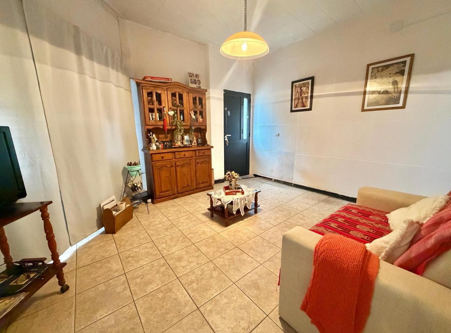 Foto de VENTA - Casa de 4 Dormitorios con Cochera y Terraza – Arroyito, Rosario, imagen 2