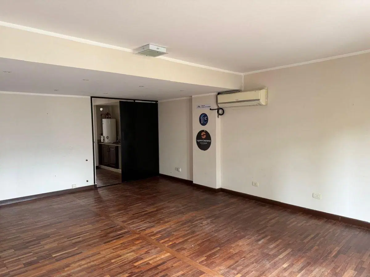 Oficina de categoría, centro. 4