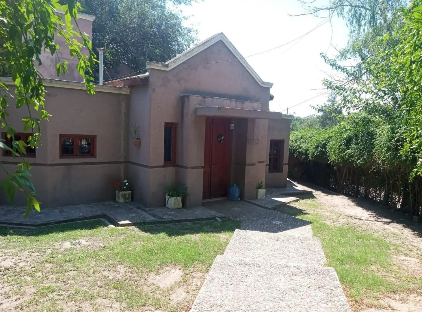 HERMOSA CASA ESQUINA CON PILETA EN VILLA ALLENDE 2