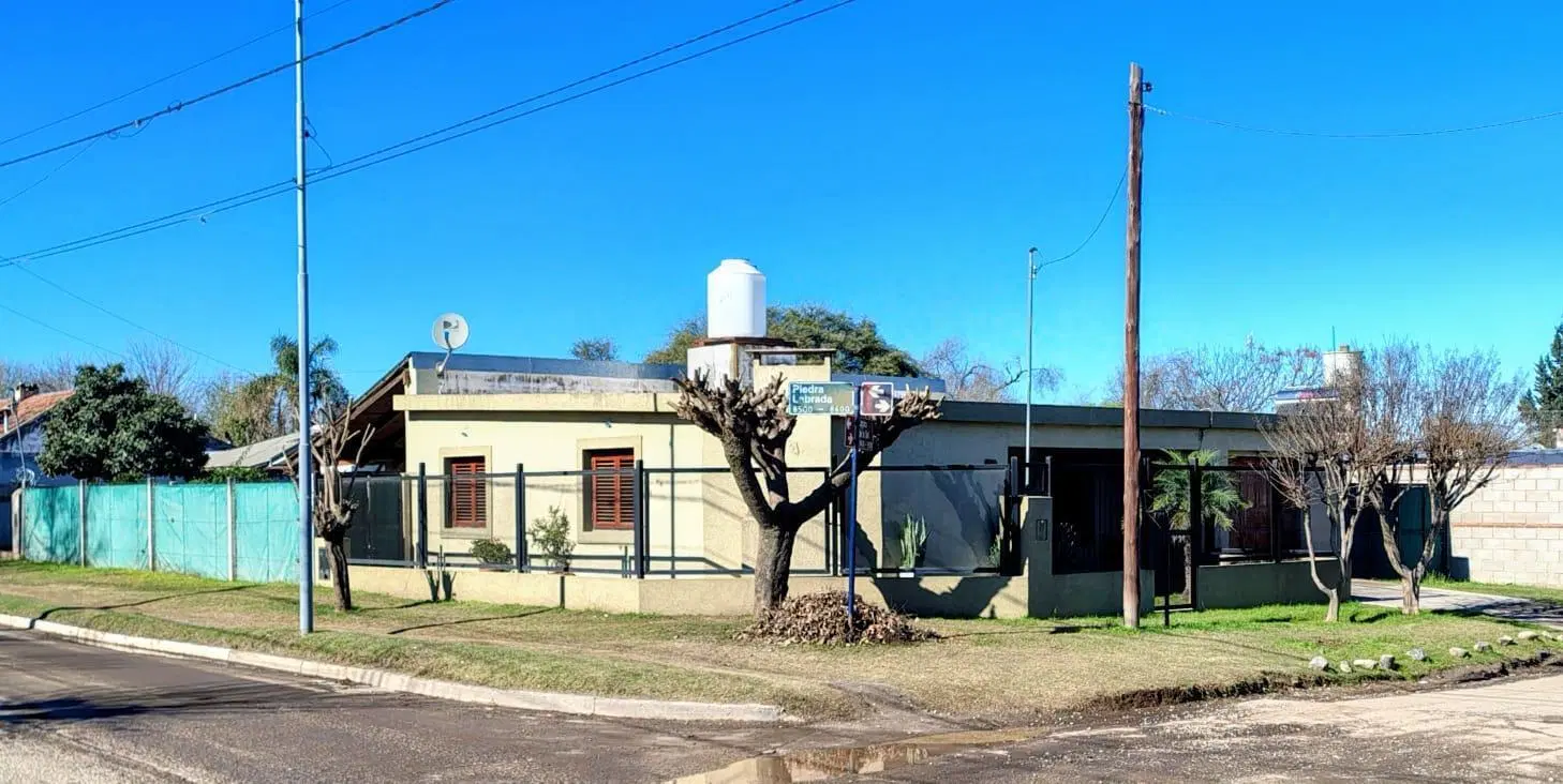 A LA VENTA CASA EN VILLA SERRANA A MTS DE AV BODEREAU 1