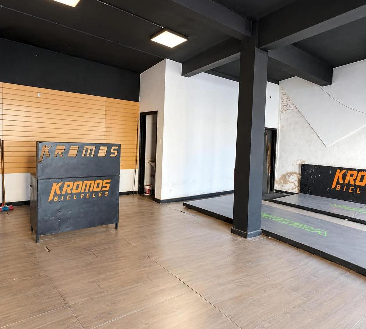 Foto de Local comercial con 4 Departamentos., imagen 2