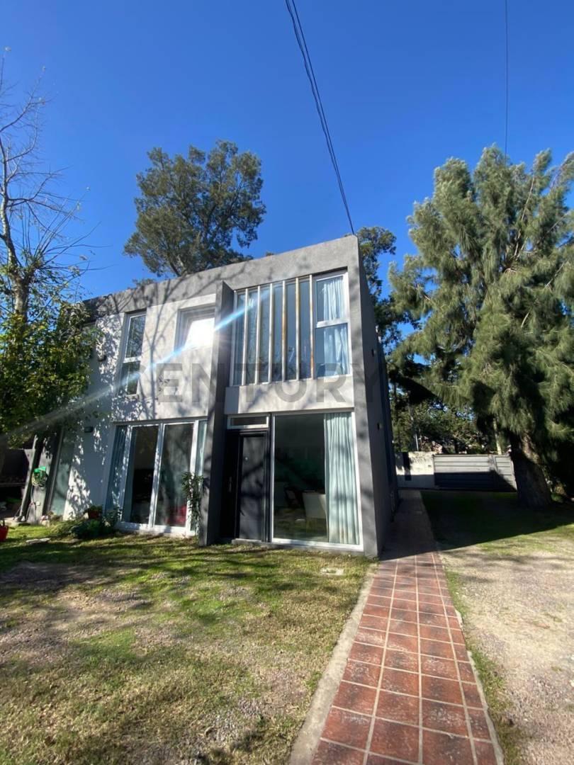 Dúplex en venta en City Bell 485 e 31 y 31bis con cochera y patio.