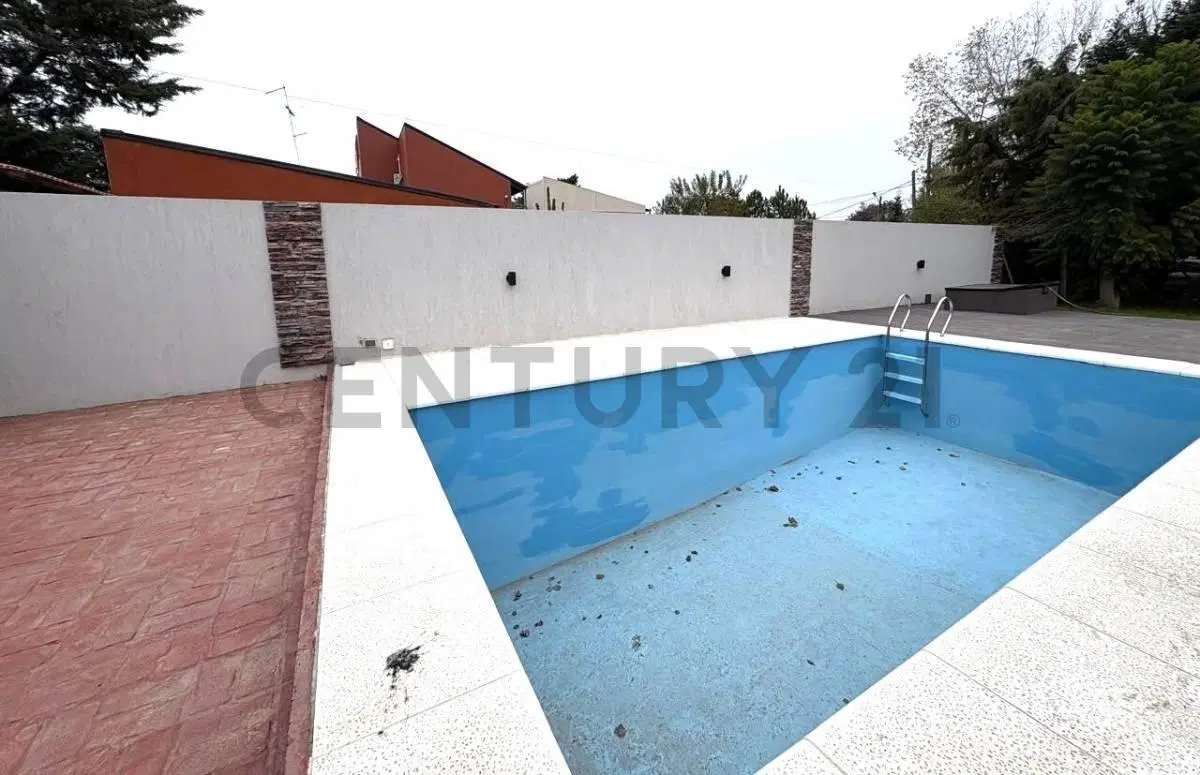 VENTA CASA CON PILETA, PARQUE SICARDI 3