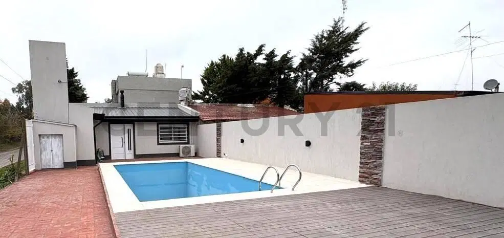 VENTA CASA CON PILETA, PARQUE SICARDI 2