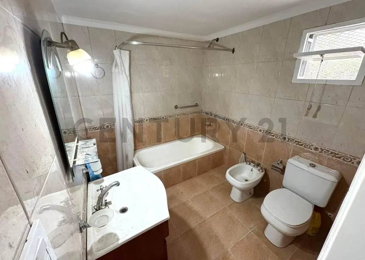 VENTA CASA CON PILETA, PARQUE SICARDI 4