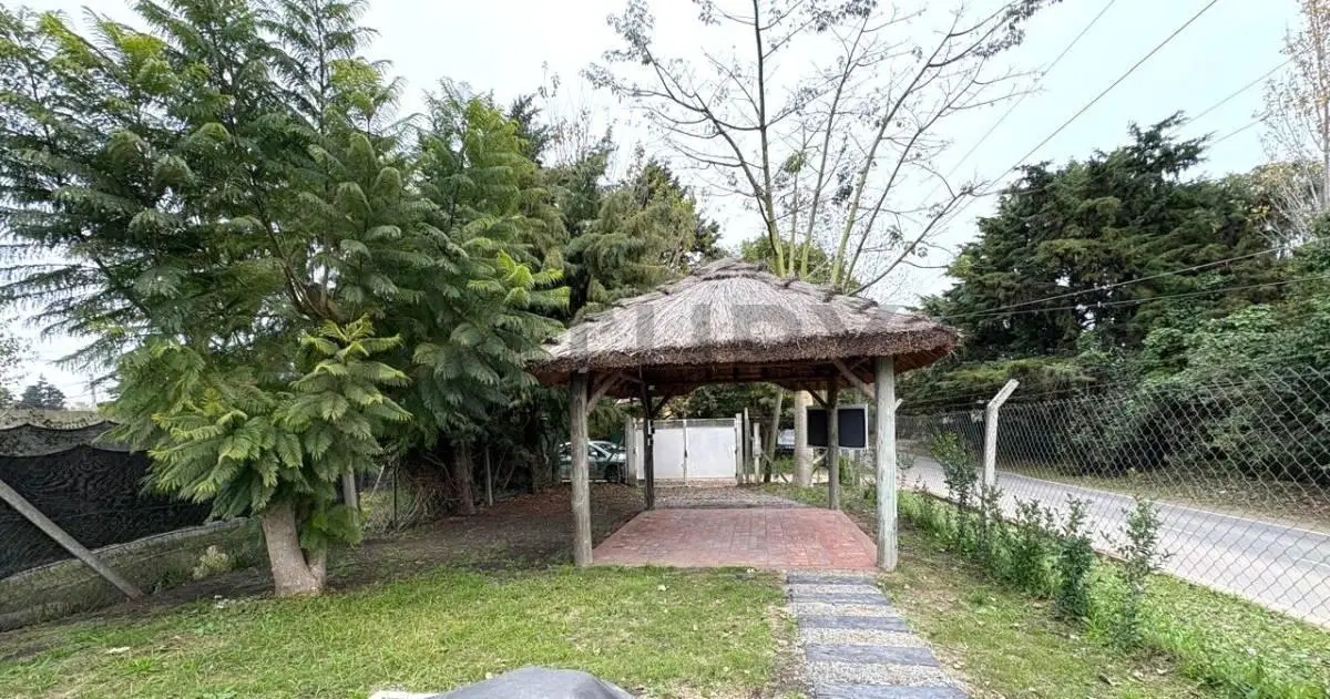 VENTA CASA CON PILETA, PARQUE SICARDI 5