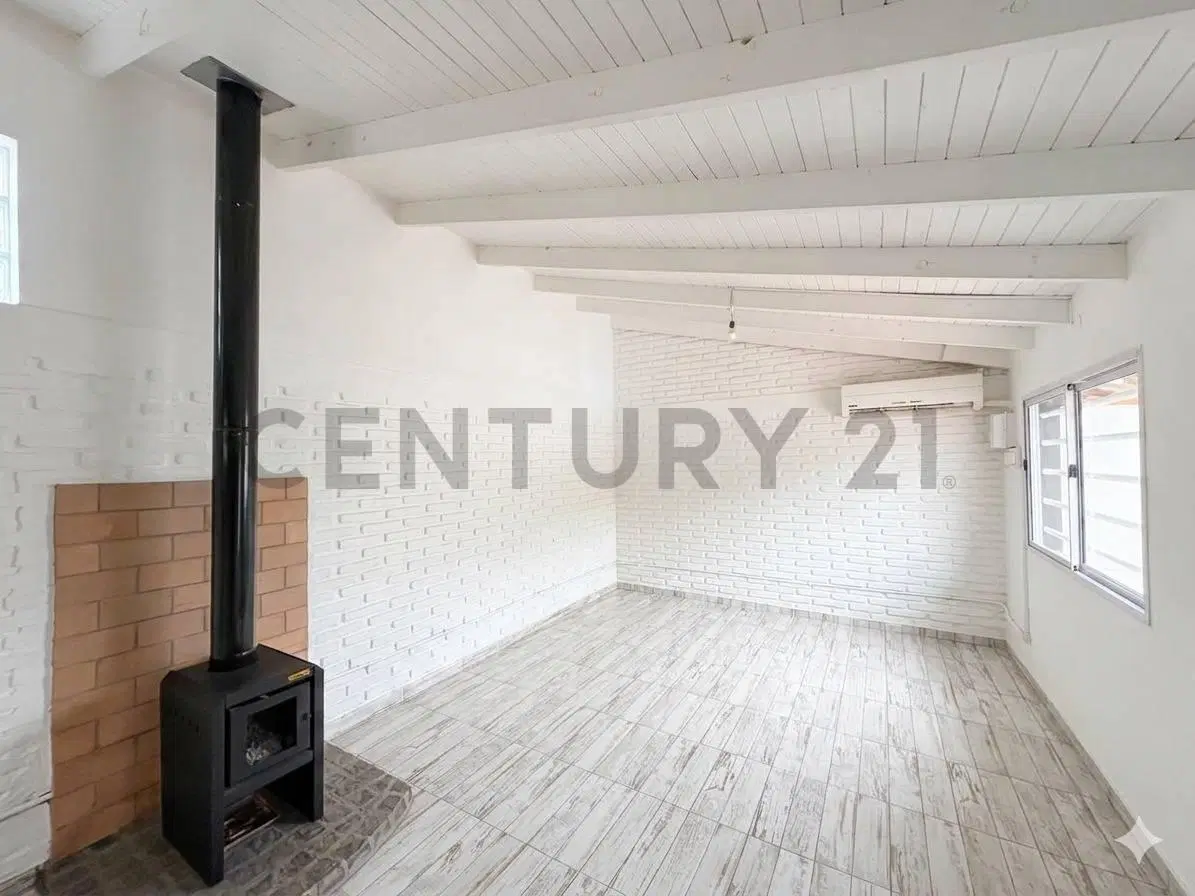 VENTA CASA CON PILETA, PARQUE SICARDI 4