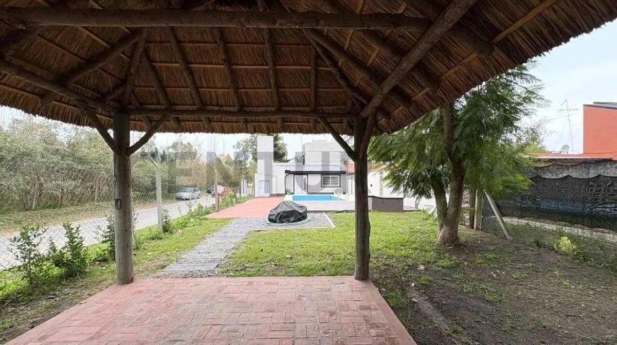 VENTA CASA CON PILETA, PARQUE SICARDI 5