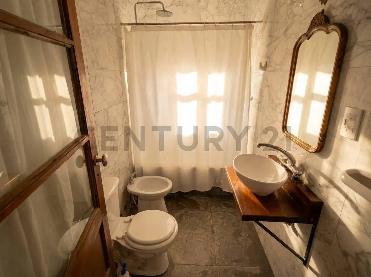 Casa de 3 dormitorios en venta con pileta, quincho y amplio parque en La Plata 2