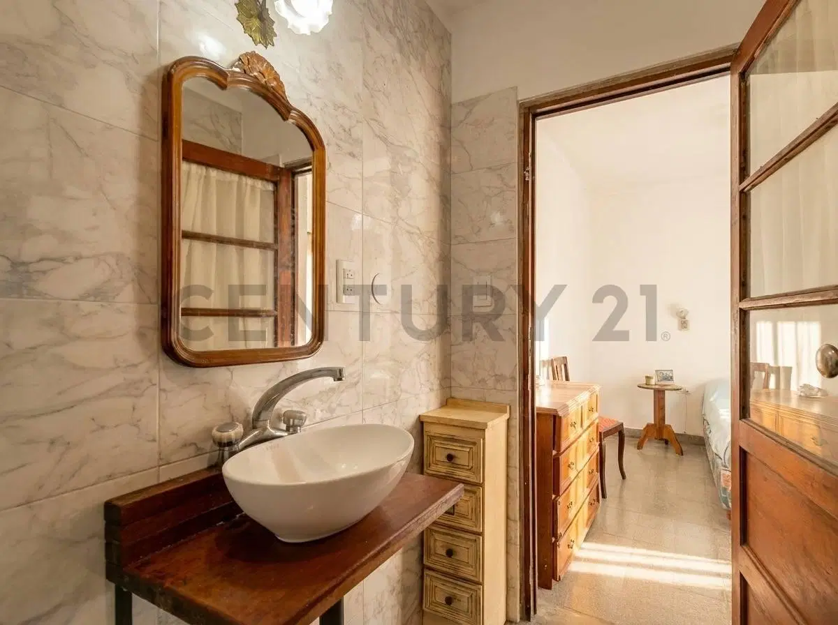 Casa de 3 dormitorios en venta con pileta, quincho y amplio parque en La Plata 3
