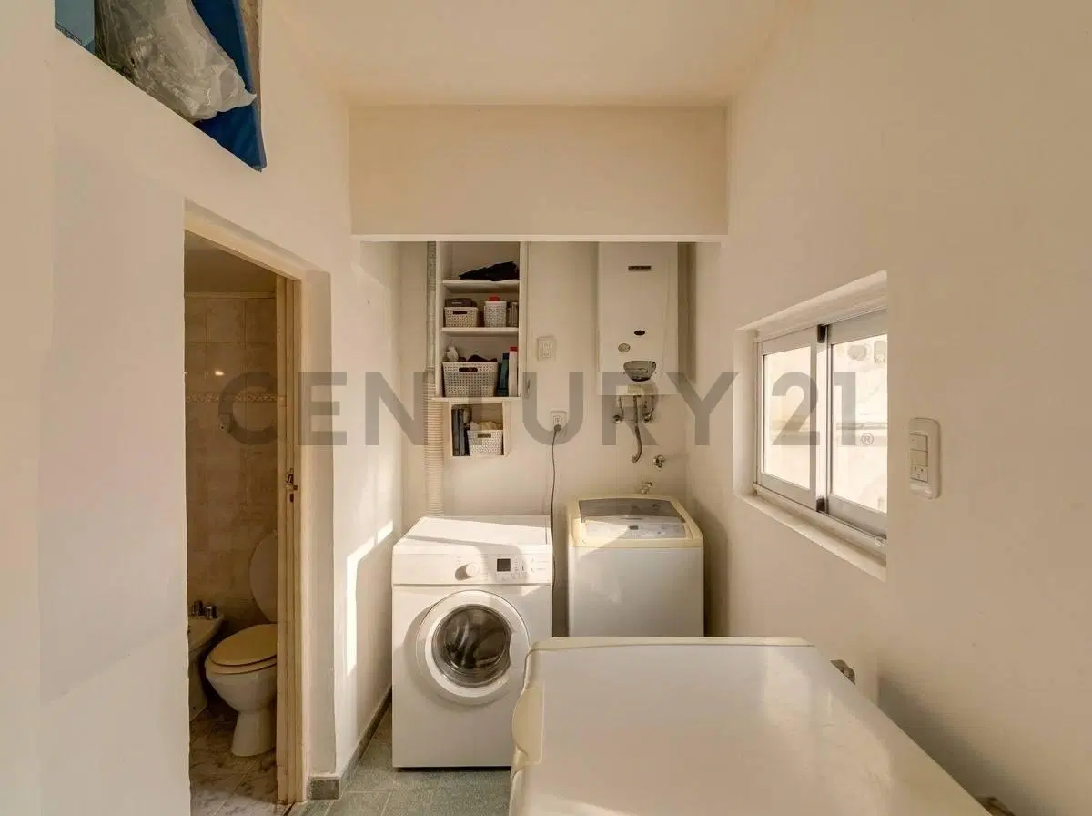 Casa de 3 dormitorios en venta con pileta, quincho y amplio parque en La Plata 8