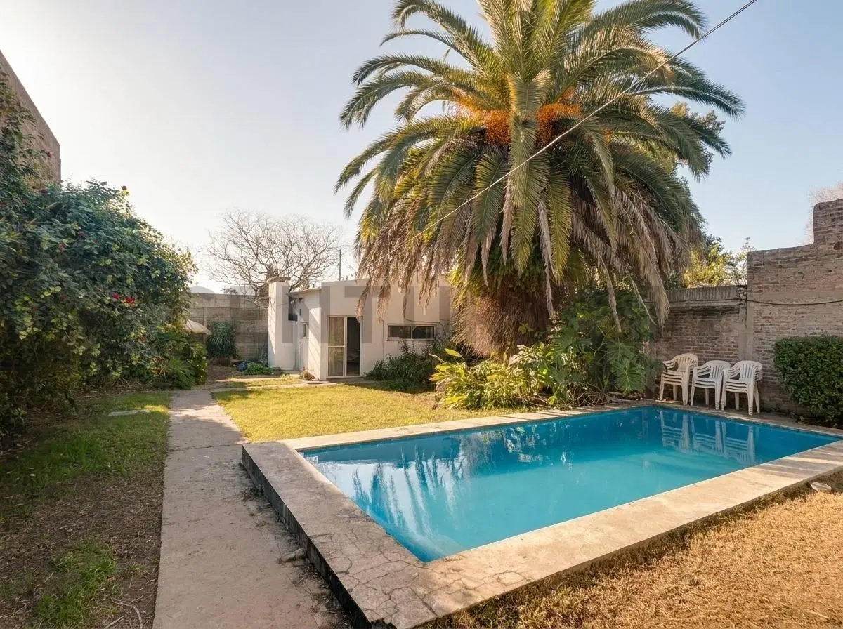 Casa de 3 dormitorios en venta con pileta, quincho y amplio parque en La Plata 5