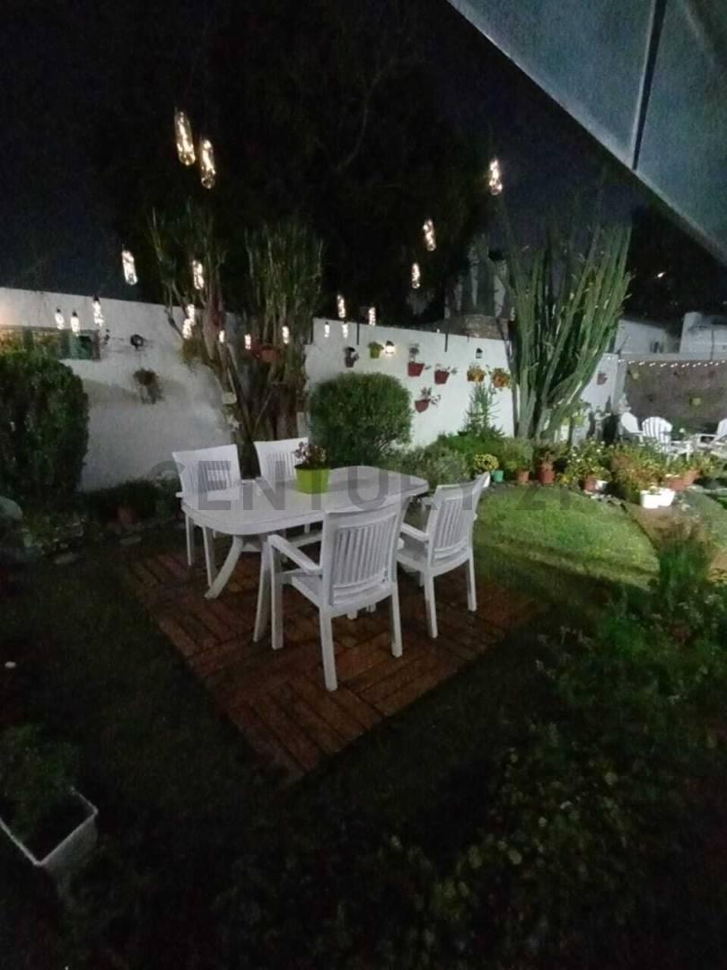 Foto de Casa 4 dormitorios con patio y garaje., imagen 3