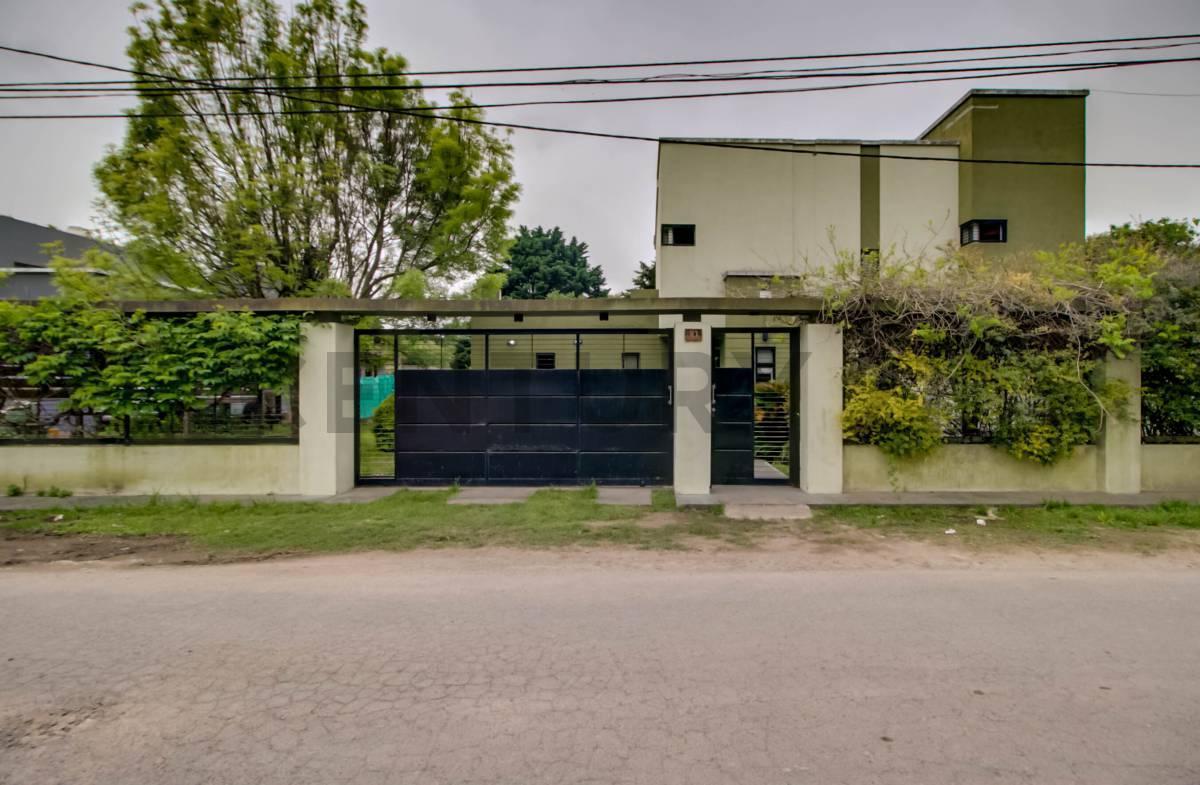 Foto de Casa de 4 dormitorios con parque, piscina y galería en Villa Elisa – La, imagen 2