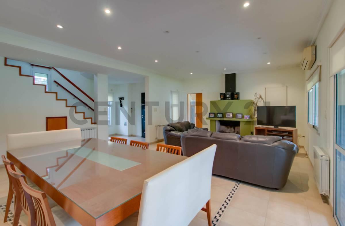 Foto de Casa de 4 dormitorios con parque, piscina y galería en Villa Elisa – La, imagen 5
