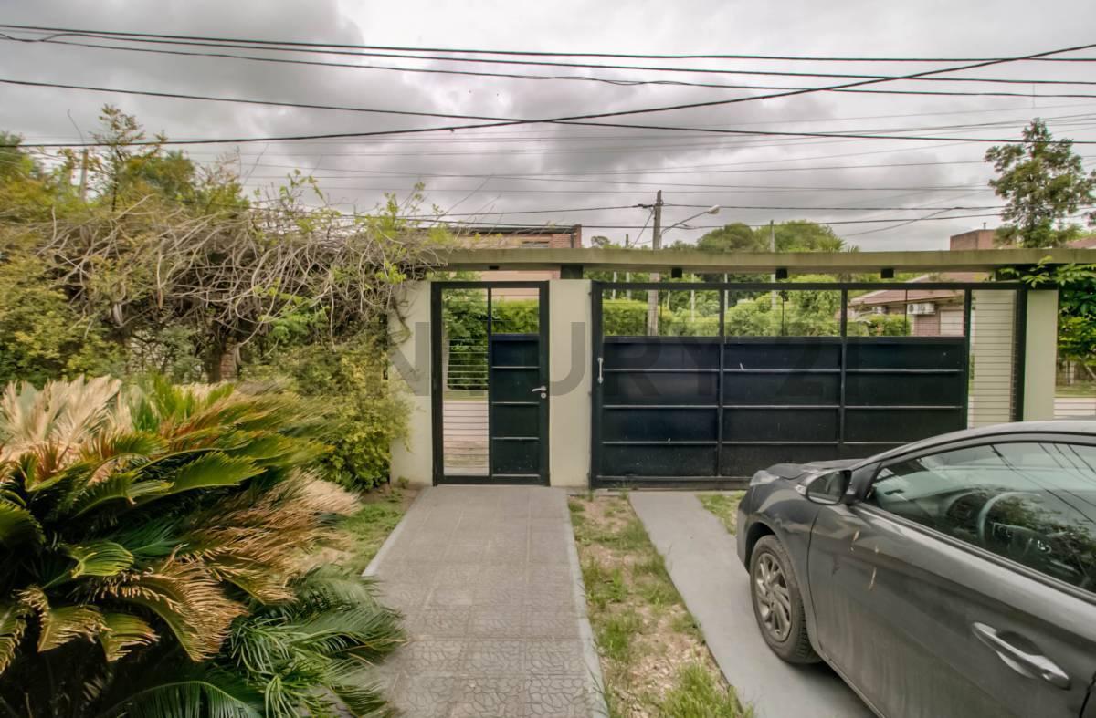 Foto de Casa de 4 dormitorios con parque, piscina y galería en Villa Elisa – La, imagen 4