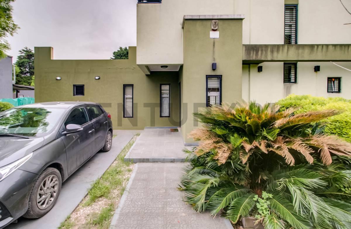 Foto de Casa de 4 dormitorios con parque, piscina y galería en Villa Elisa – La, imagen 3