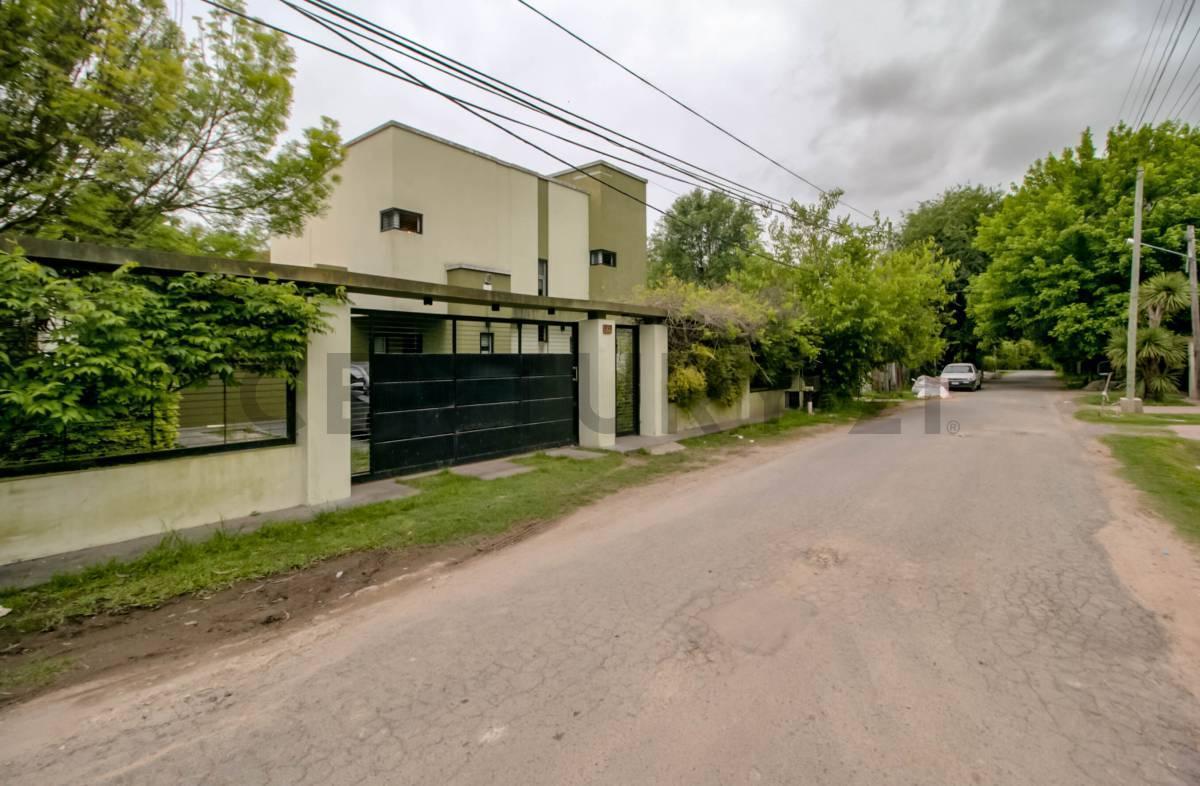 Foto de Casa de 4 dormitorios con parque, piscina y galería en Villa Elisa – La, imagen 1