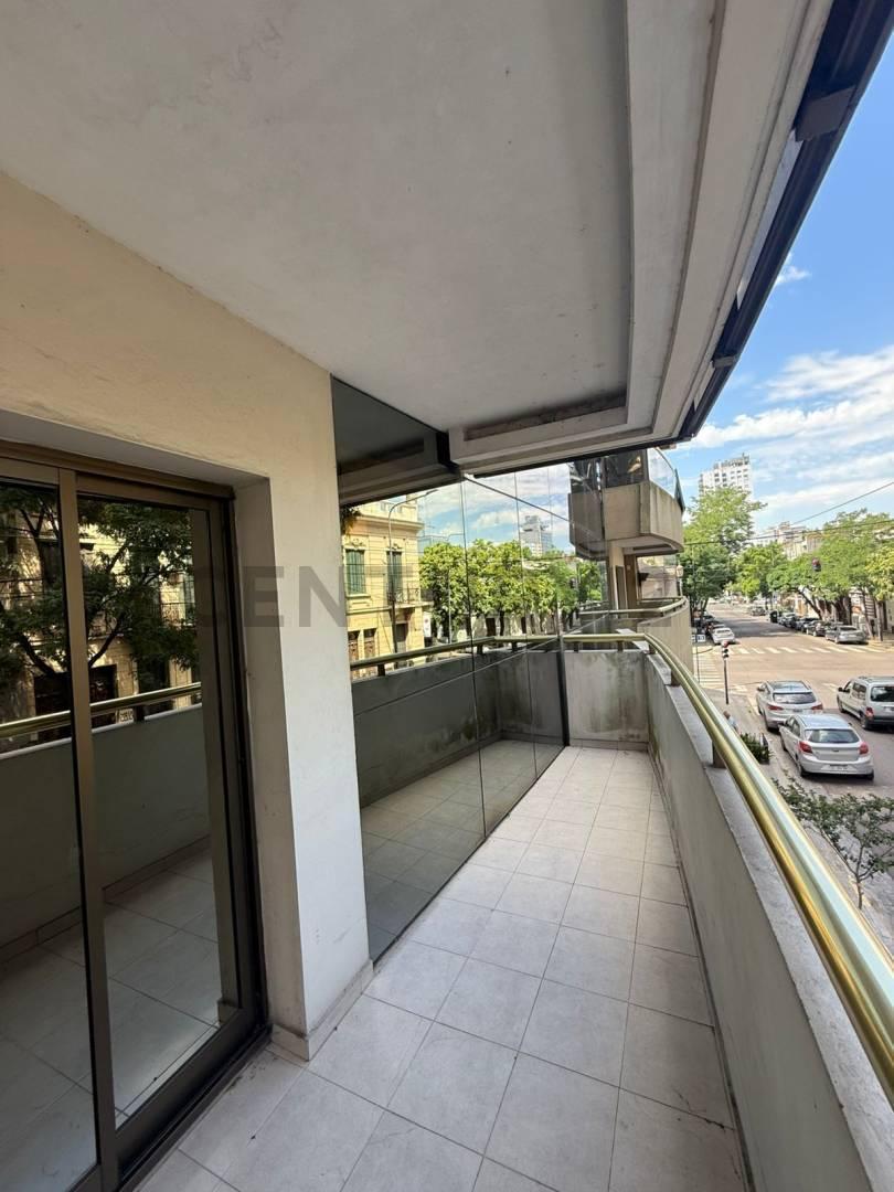Foto de Semipiso en venta Plaza Moreno dos dormitorios con cochera, imagen 3