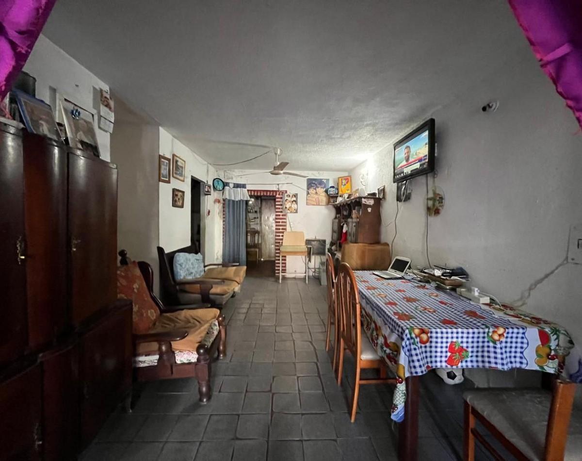 CASA DE DOS PLANTAS EN BARRIO EL POZO!!