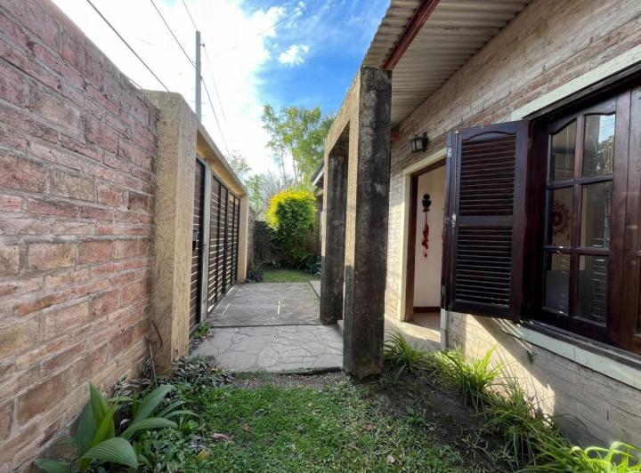 CASA CON ENORME PARQUIZADO VERDE ESPECTACULAR ESTADO !! NO LA PIERDAS APURATE !! 2
