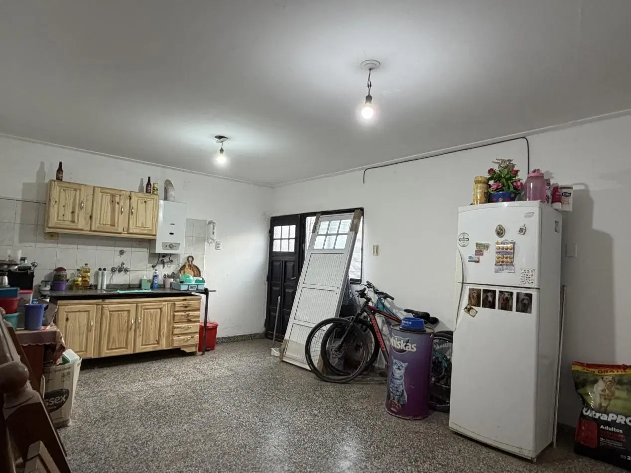 CASA CON COCHERA SOBRE CALLE PRINCIPAL 3