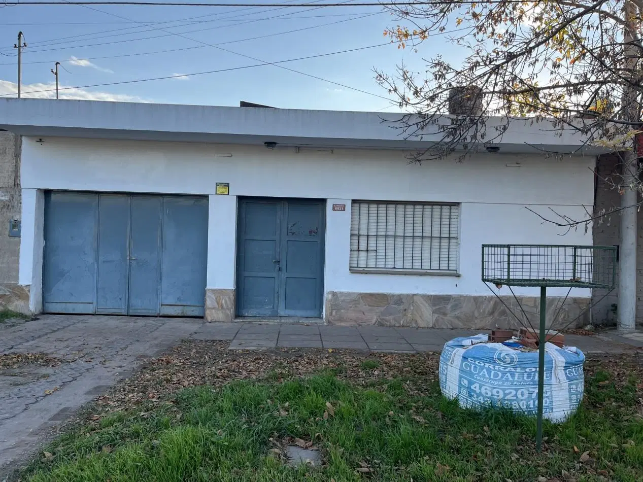 CASA CON COCHERA SOBRE CALLE PRINCIPAL 4