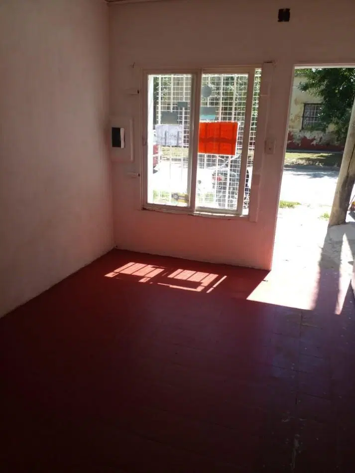 CASA CON LOCALES EN BERUTI AL 5700 5