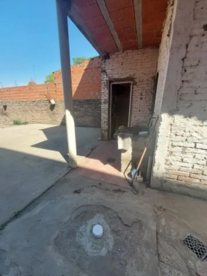 CASA CON LOCALES EN BERUTI AL 5700 2