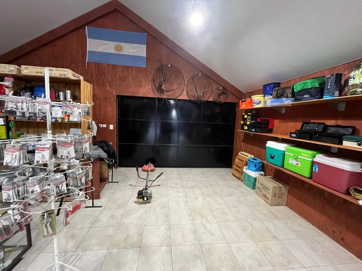 EN VENTA LOCAL CON TERRENO Y GALPON 4