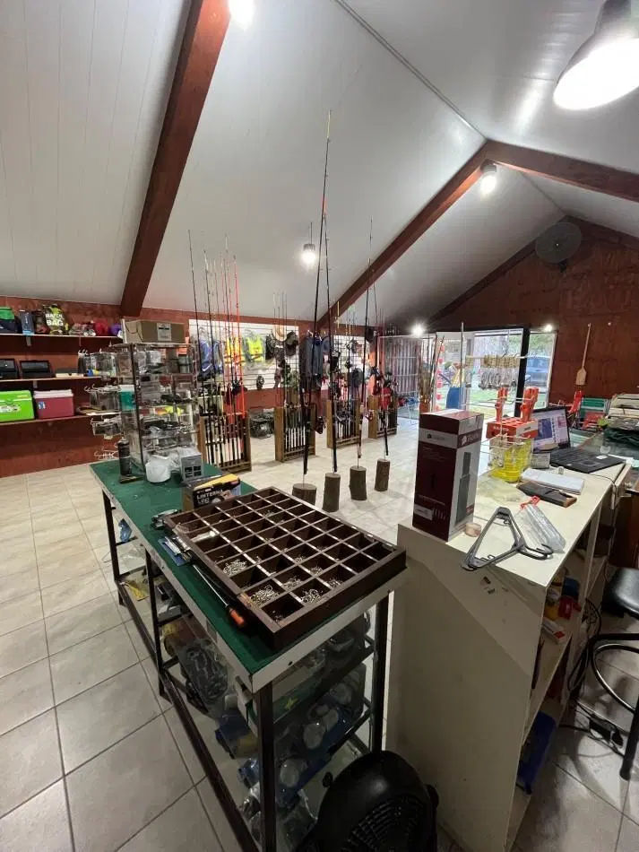 EN VENTA LOCAL CON TERRENO Y GALPON 2
